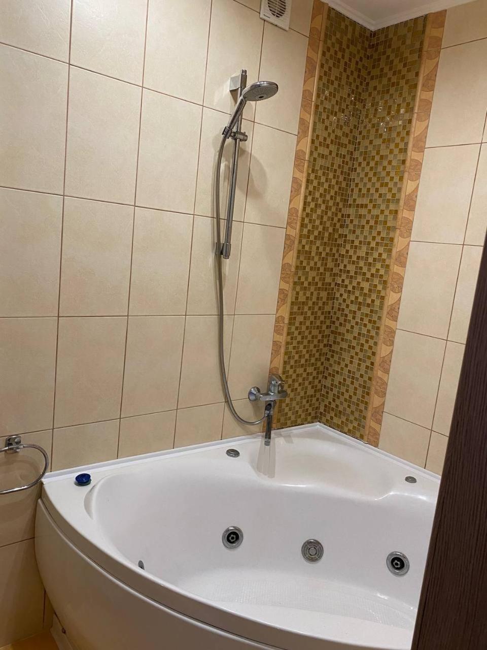Apartpoltava Двокімнатні Апартаменти З Джакузі Біля Листопаду Eksteriør bilde